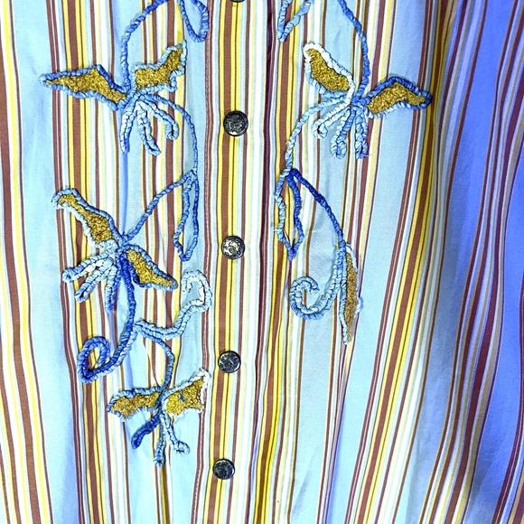 Save the Queen Top.  Snap Button Blouse.  Size Small Very chic and unique design - Picture 5 of 12